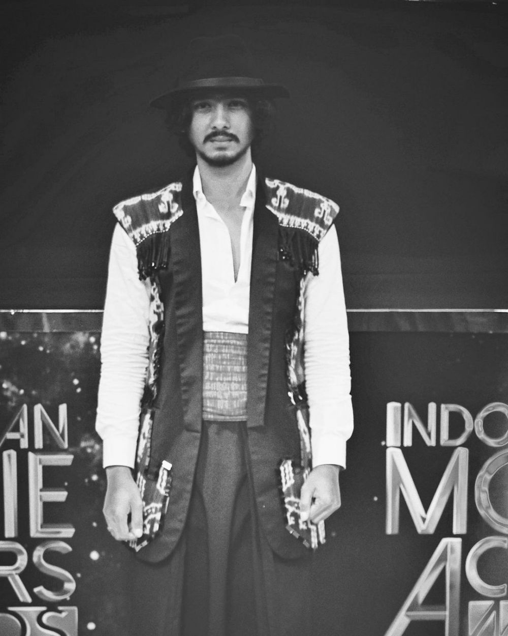 10 Pesona Arya Saloka dengan rambut gondrong dan berewok, manglingi