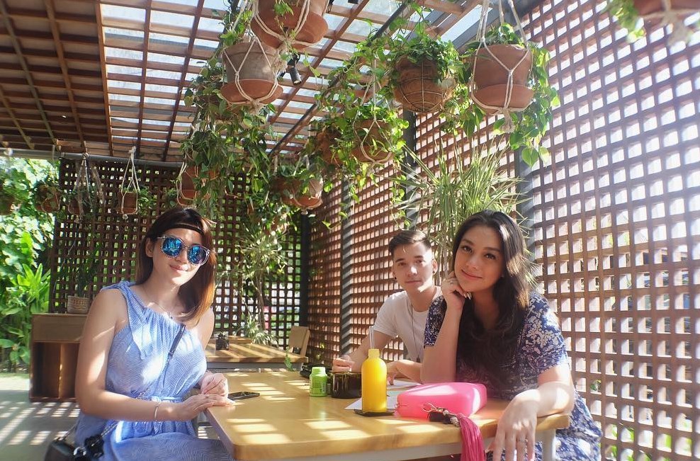 10 Potret kebersamaan Celine Evangelista dan adik, sibling goals