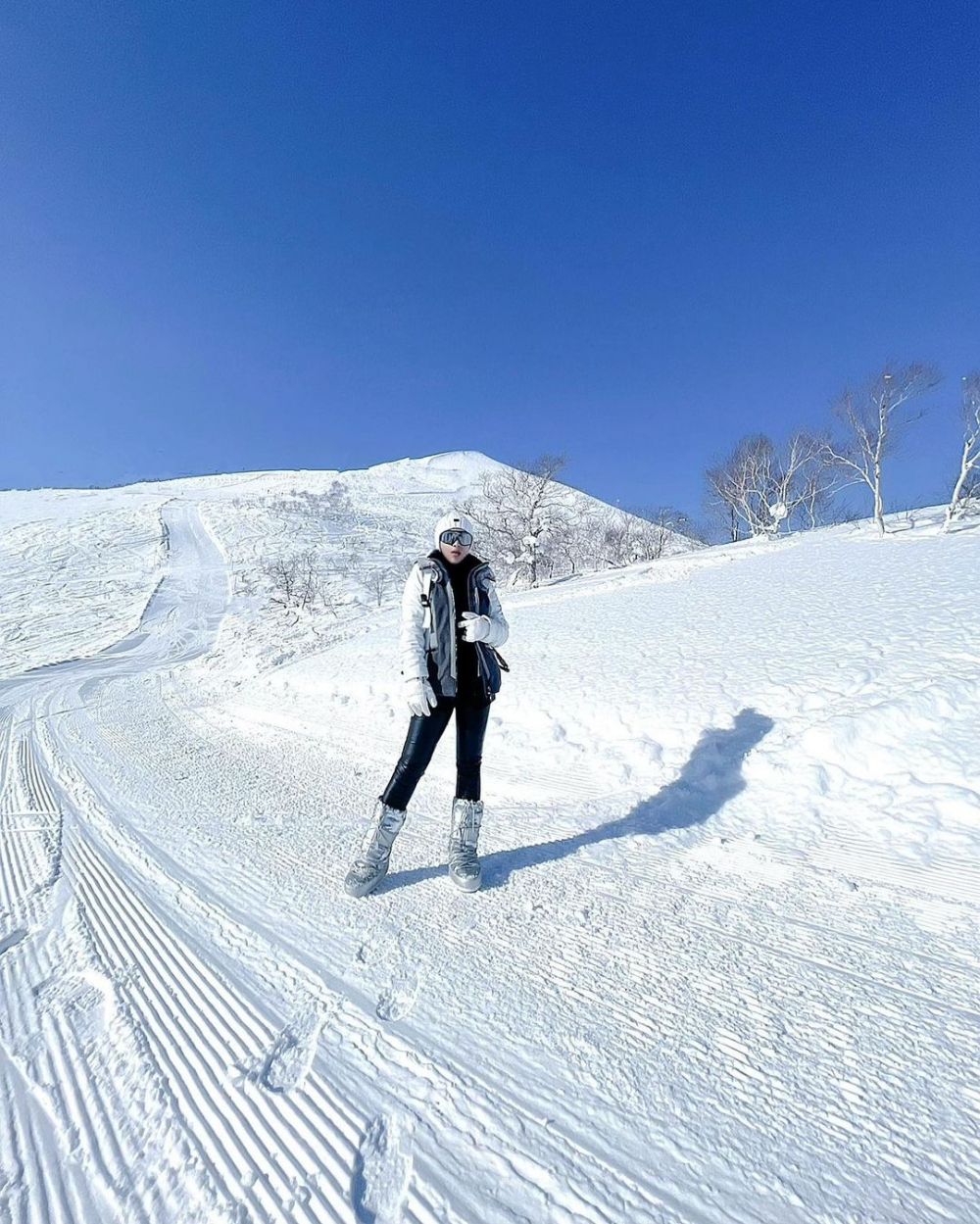 10 Momen liburan Syahrini di Jepang, jatuh saat badai salju