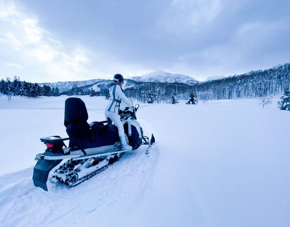 10 Momen liburan Syahrini di Jepang, jatuh saat badai salju