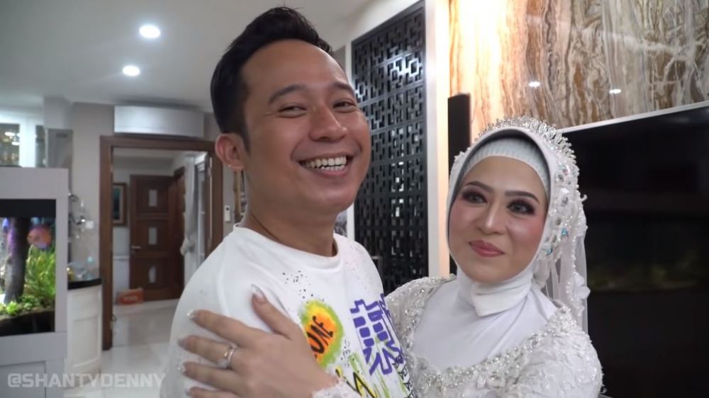 8 Momen ultah pernikahan Denny Cagur & Shanty, bak pengantin baru