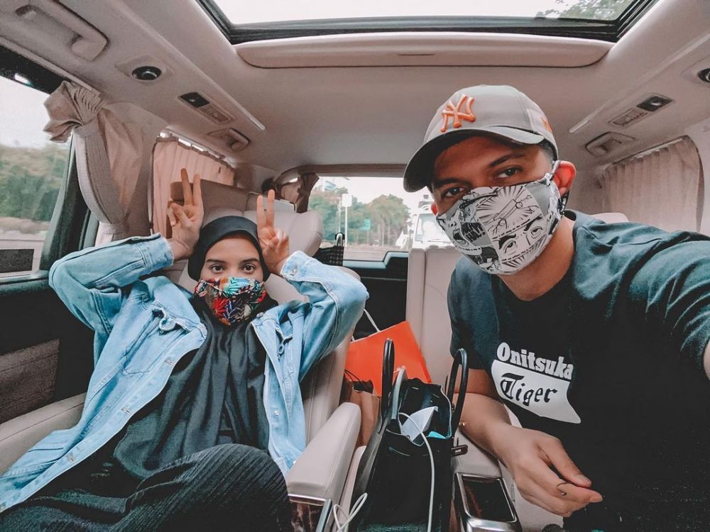 8 Gaya OOTD hamil ala Zaskia Sungkar, tetap kece dan stylish