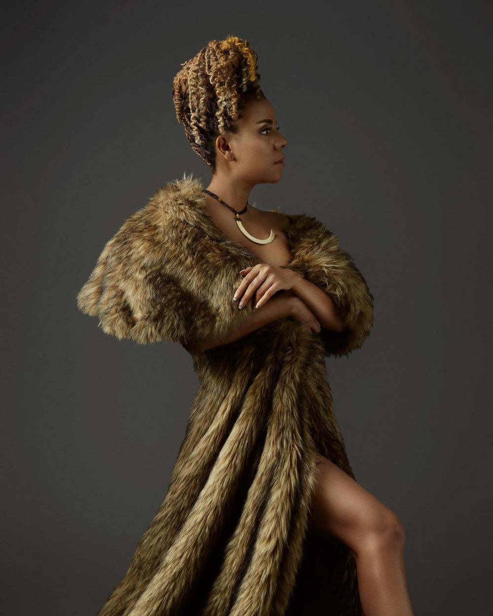 8 Gaya pemotretan Nowela Elisabeth, gambaran elegan wanita Papua