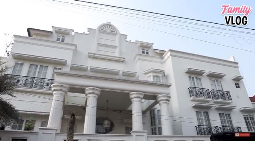 Potret rumah 8 sinden OVJ, milik Dewi Gita bergaya klasik