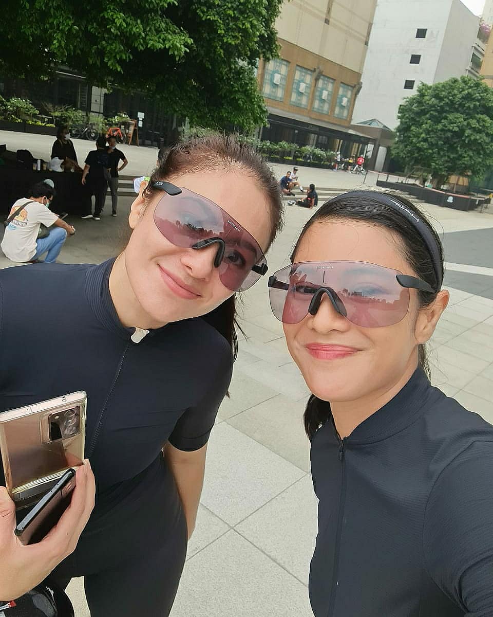 4 Gaya Dian Sastro dan Wulan Guritno gowes bareng, curi perhatian