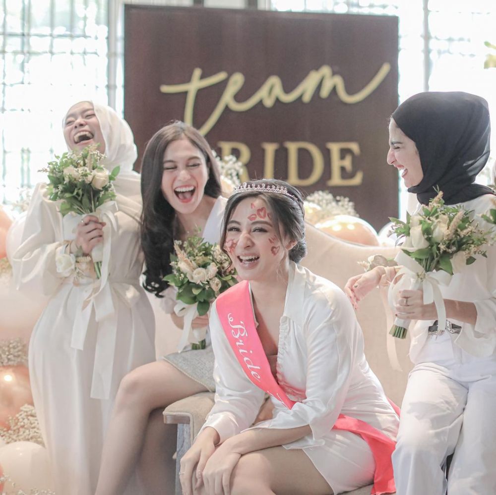 8 Momen kebersamaan Margin Wieheerm dan Lesty Kejora, sahabat karib