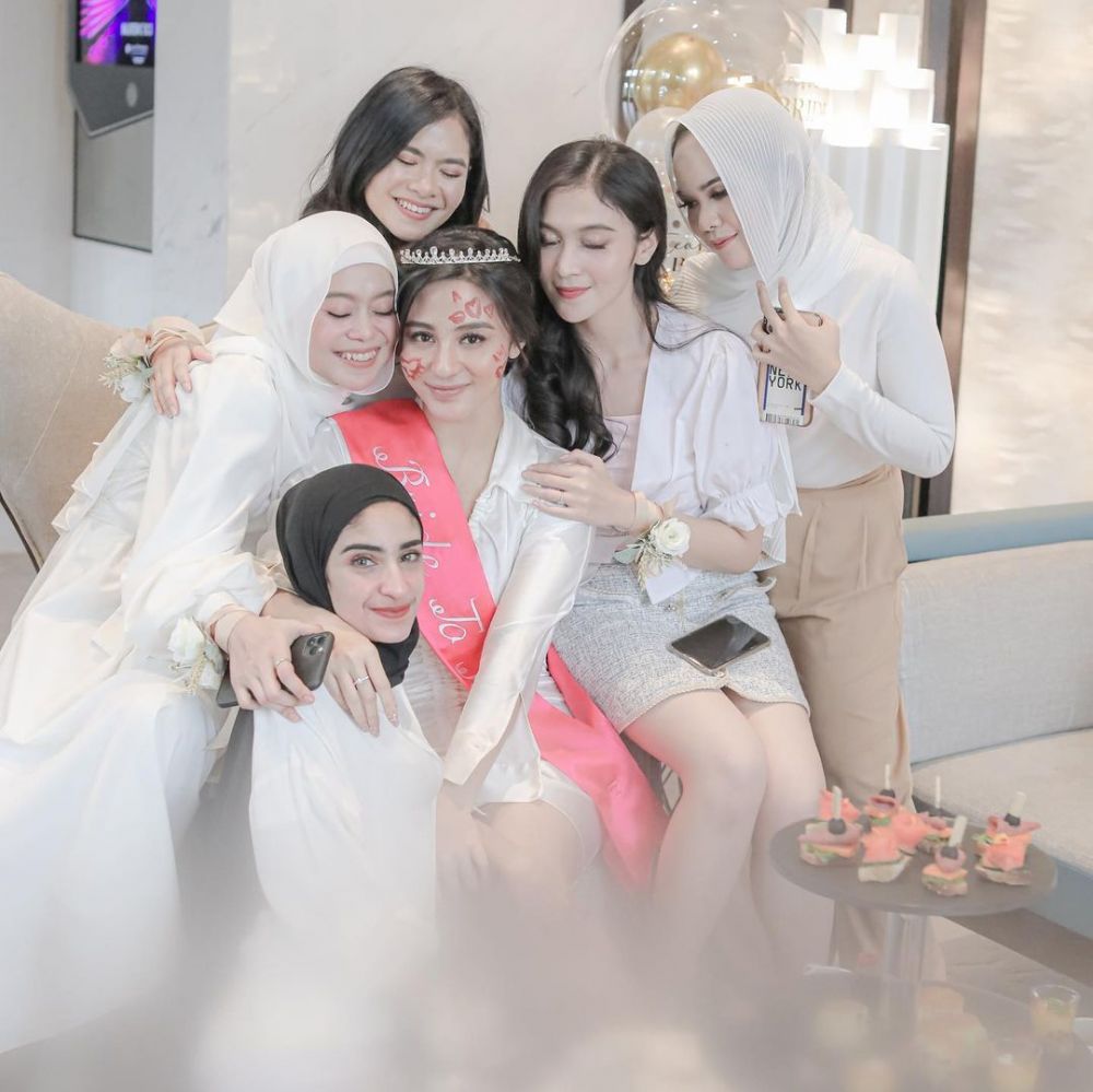 8 Momen kebersamaan Margin Wieheerm dan Lesty Kejora, sahabat karib