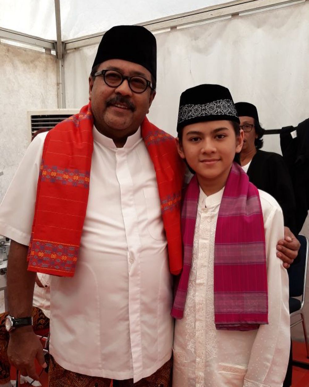 10 Potret kedekatan Rey Bong & Rano Karno, bak anak-ayah kandung