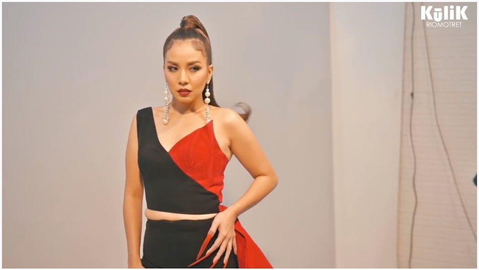 10 Gaya pemotretan Tya Ariestya dalam 3 outfit ukuran XS, classy abis