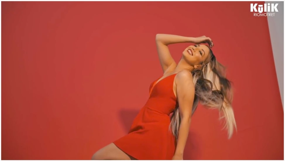 10 Gaya pemotretan Tya Ariestya dalam 3 outfit ukuran XS, classy abis