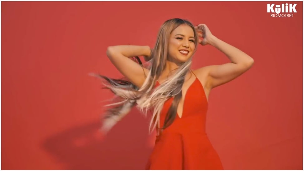 10 Gaya pemotretan Tya Ariestya dalam 3 outfit ukuran XS, classy abis