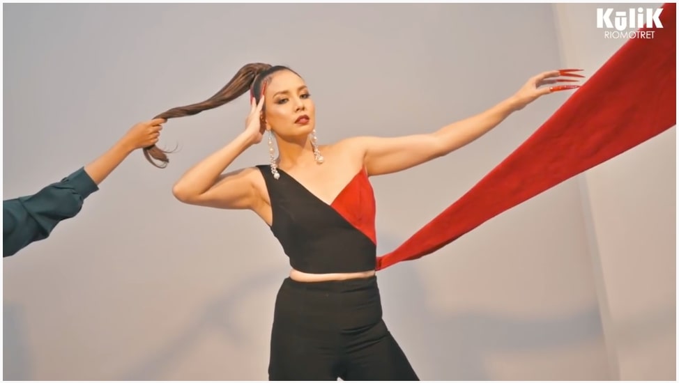 10 Gaya pemotretan Tya Ariestya dalam 3 outfit ukuran XS, classy abis