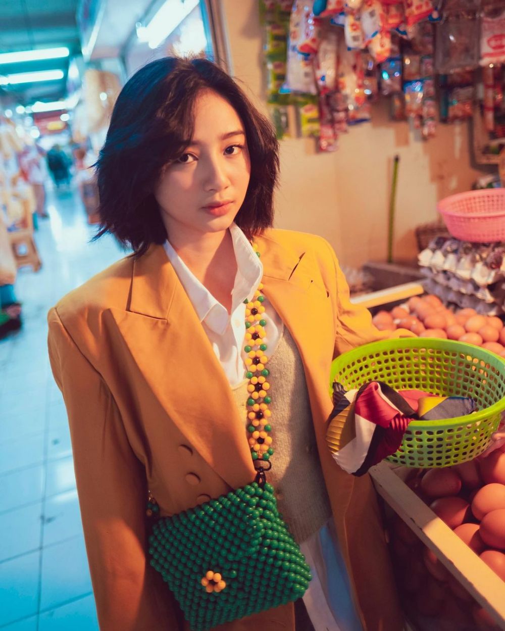 10 Pemotretan kece ala Ansellma Putri di pasar, tampil stunning