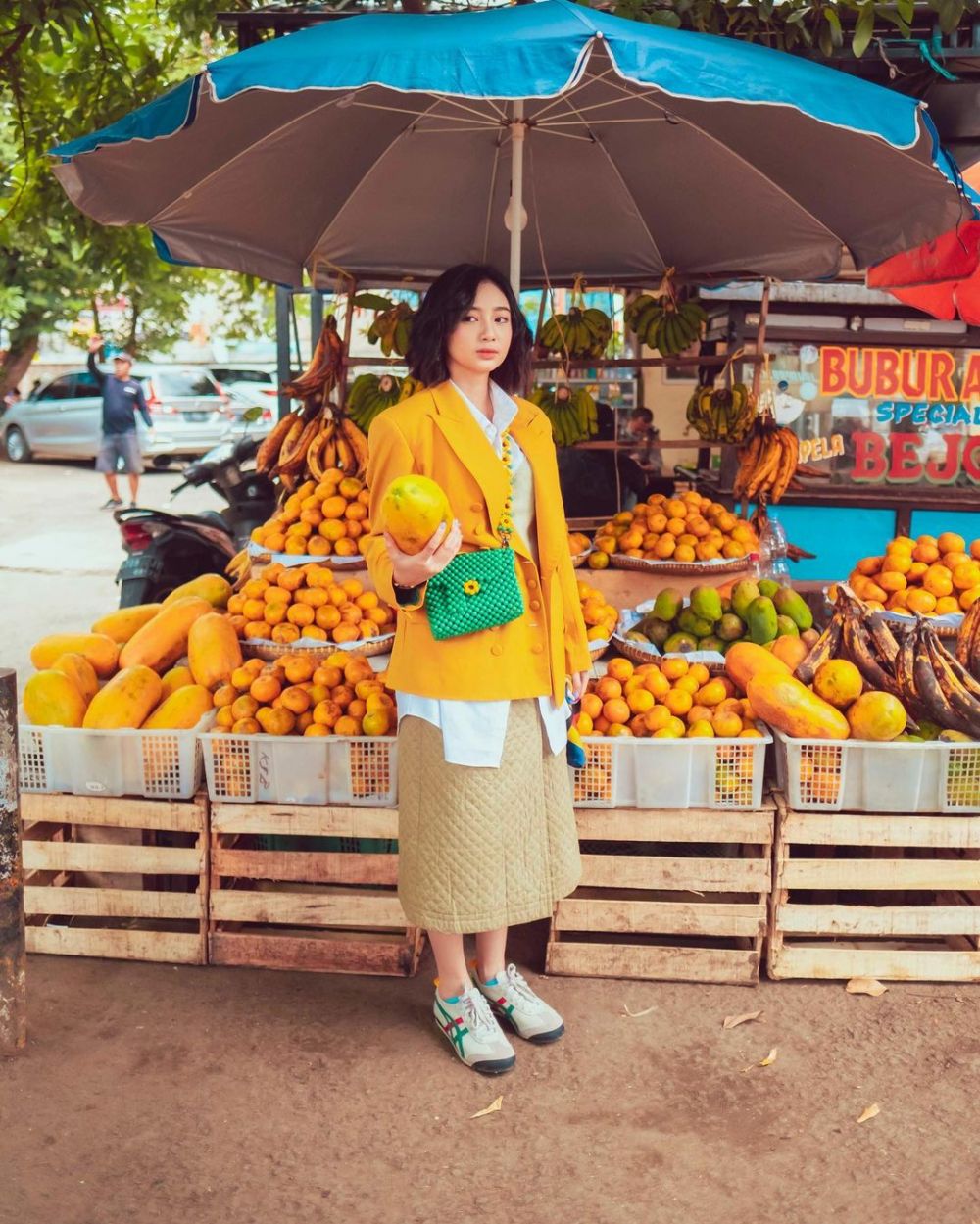 10 Pemotretan kece ala Ansellma Putri di pasar, tampil stunning