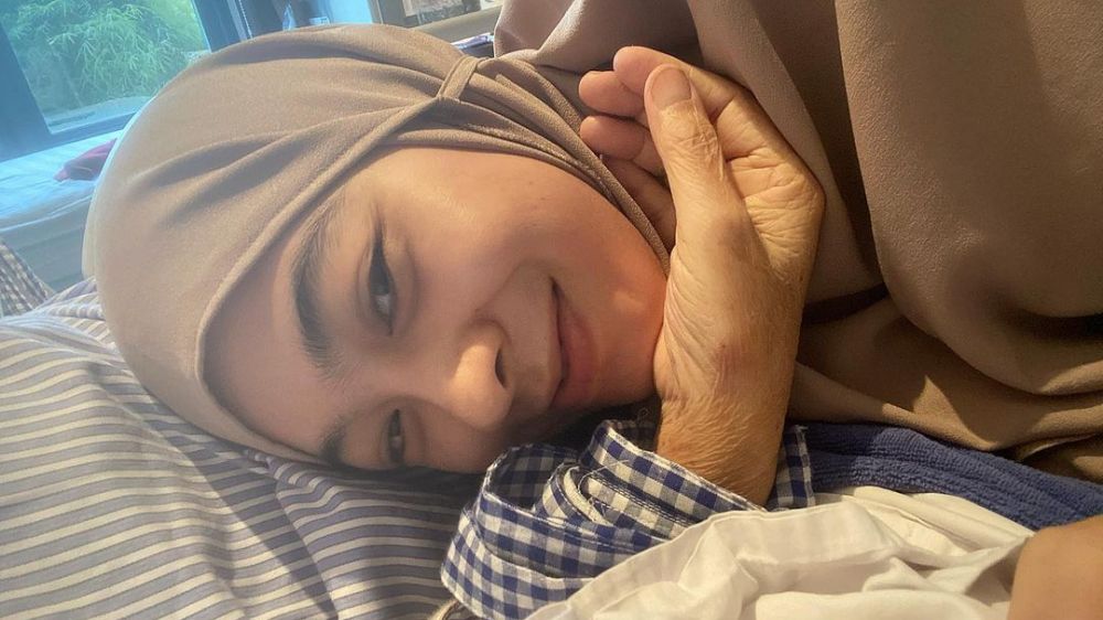6 Momen Dian Ayu Lestari rawat ibunda yang sakit, penuh kesabaran