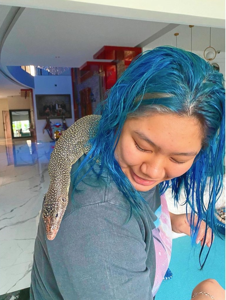 8 Potret anak Ussy Sulistiawaty ganti warna rambut, nyentrik abis