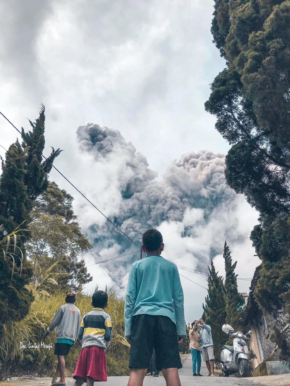 10 Foto dan video erupsi Gunung Merapi, 6 jam 22 kali awan panas