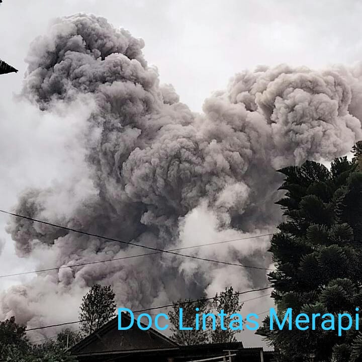 10 Foto dan video erupsi Gunung Merapi, 6 jam 22 kali awan panas