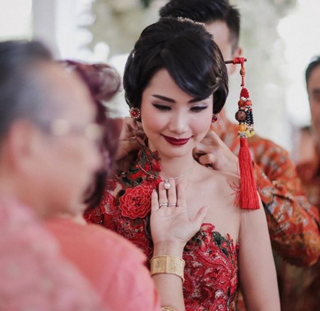 Bukan kebaya, intip inspirasi gaun pertunangan 7 seleb cantik