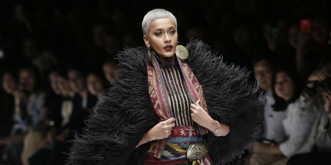 Potret awal karier 5 seleb blasteran India, pesonanya terpancar