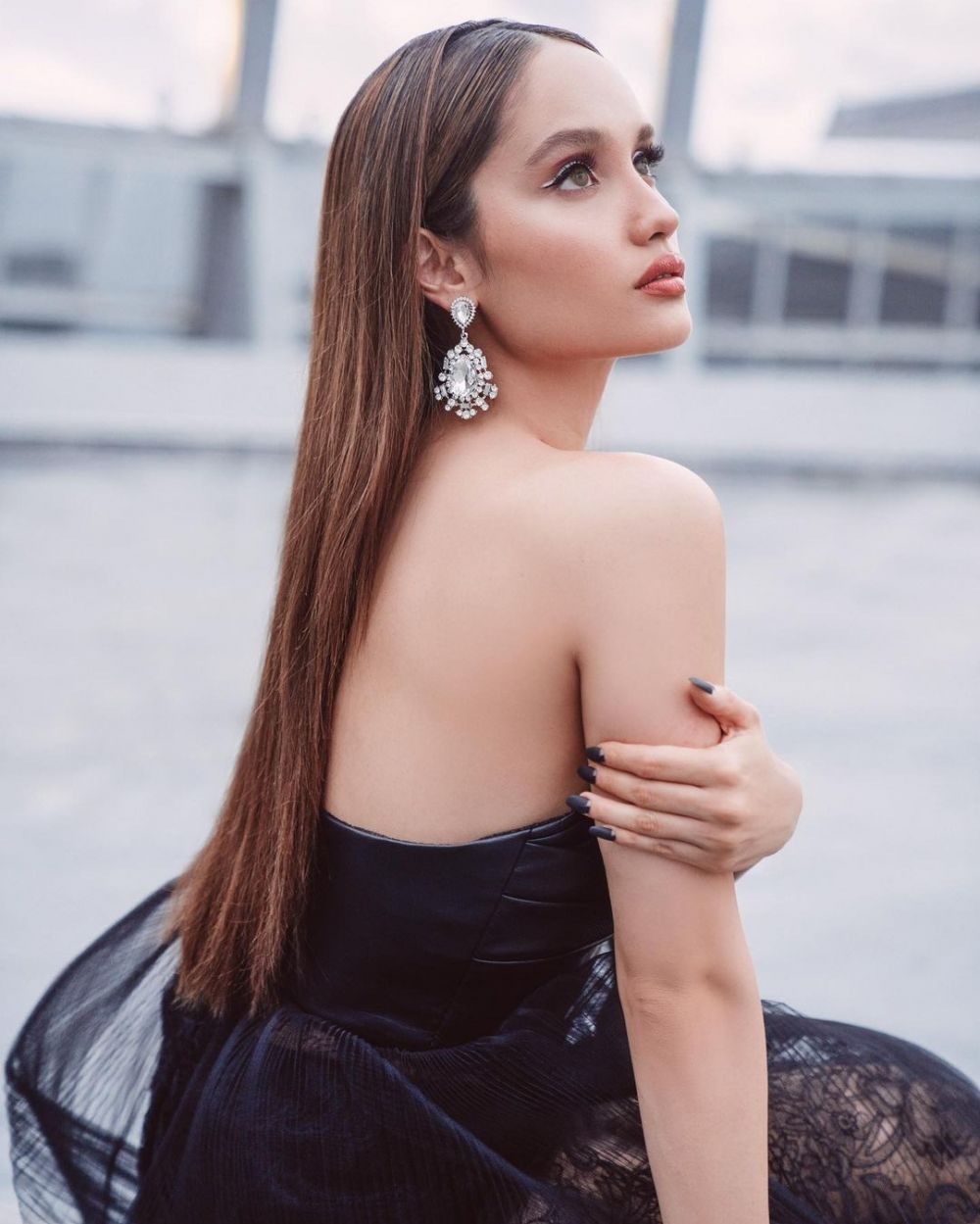 7 Gaya pemotretan Cinta Laura bertema black swan, kece abis