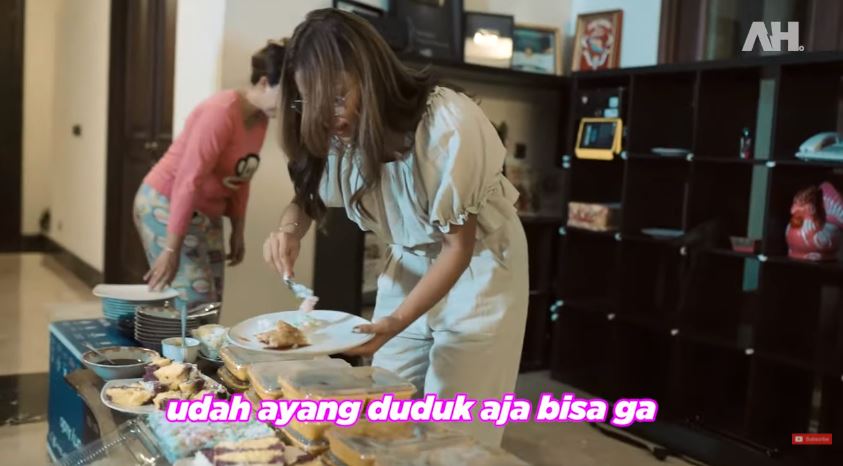 12 Momen syukuran rumah baru Atta Halilintar, penampilan Aurel disorot