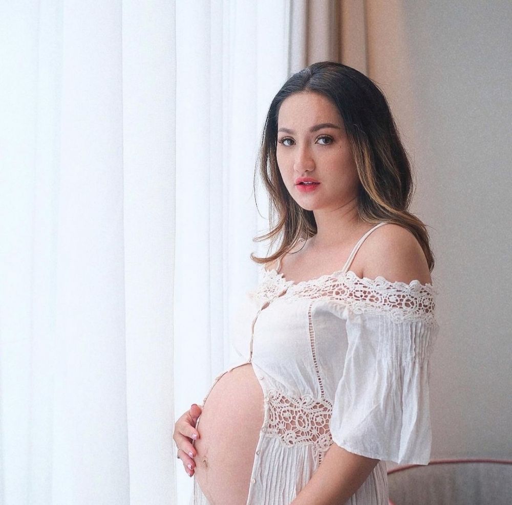 Hamil 6 bulan, ini 8 potret Tengku Dewi Putri pamer baby bump