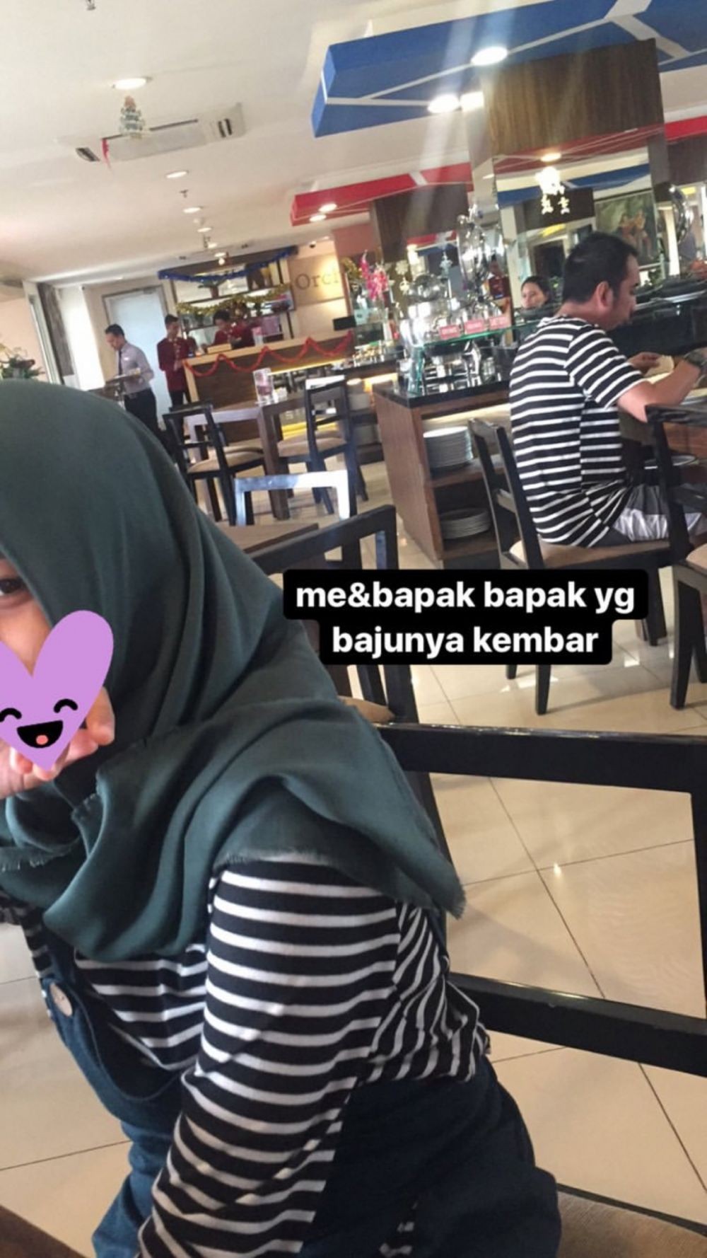 10 Potret orang nggak sengaja kembaran baju ini bikin senyum geli