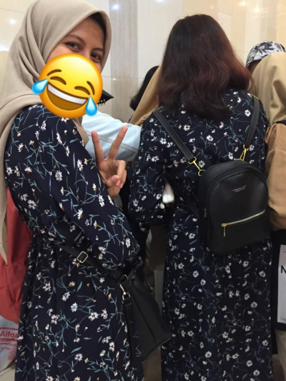 10 Potret orang nggak sengaja kembaran baju ini bikin senyum geli