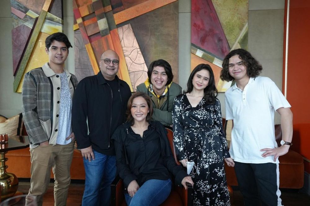 6 Gaya Tissa Biani hadiri ultah Maia Estianty, parasnya curi perhatian