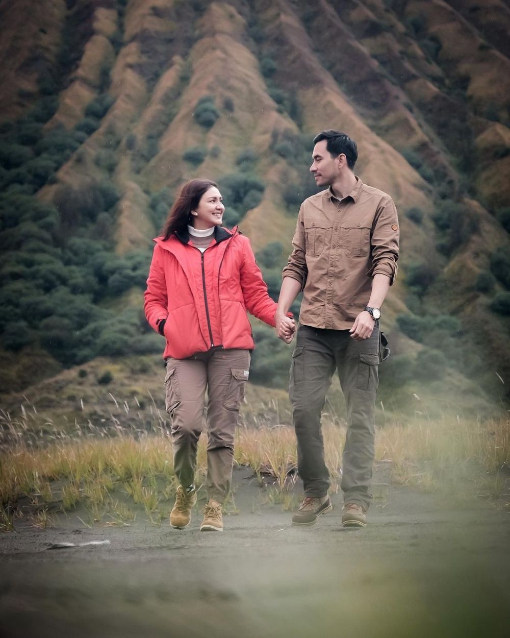 8 Seleb Tanah Air sukses luluhkan pria lebih muda, terbaru Luna Maya