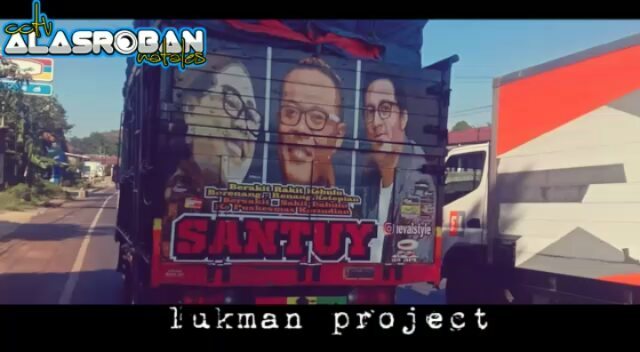 Potret wajah 5 seleb pria terpampang di truk, dihiasi kata-kata bijak