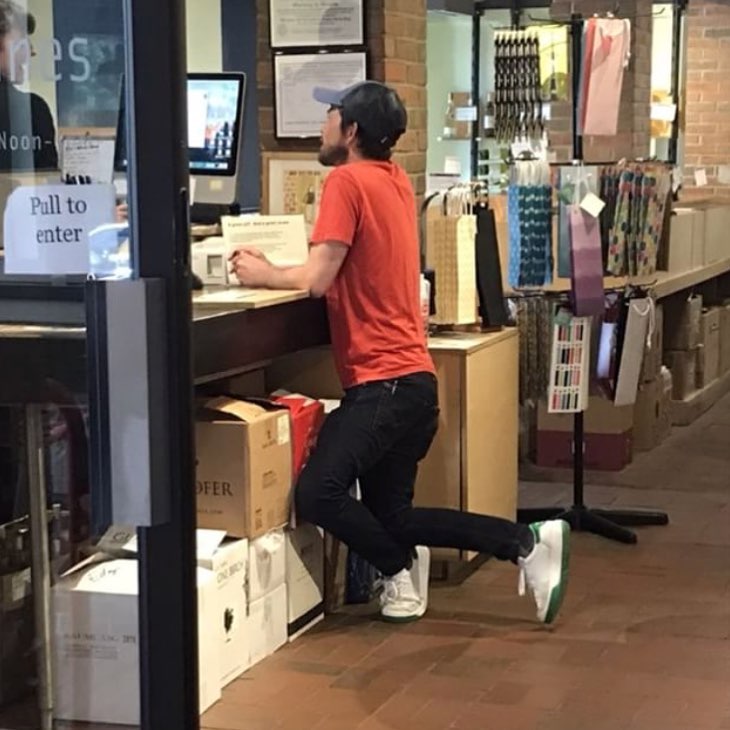 10 Gaya kocak orang saat di depan kasir ini bikin tepuk jidat