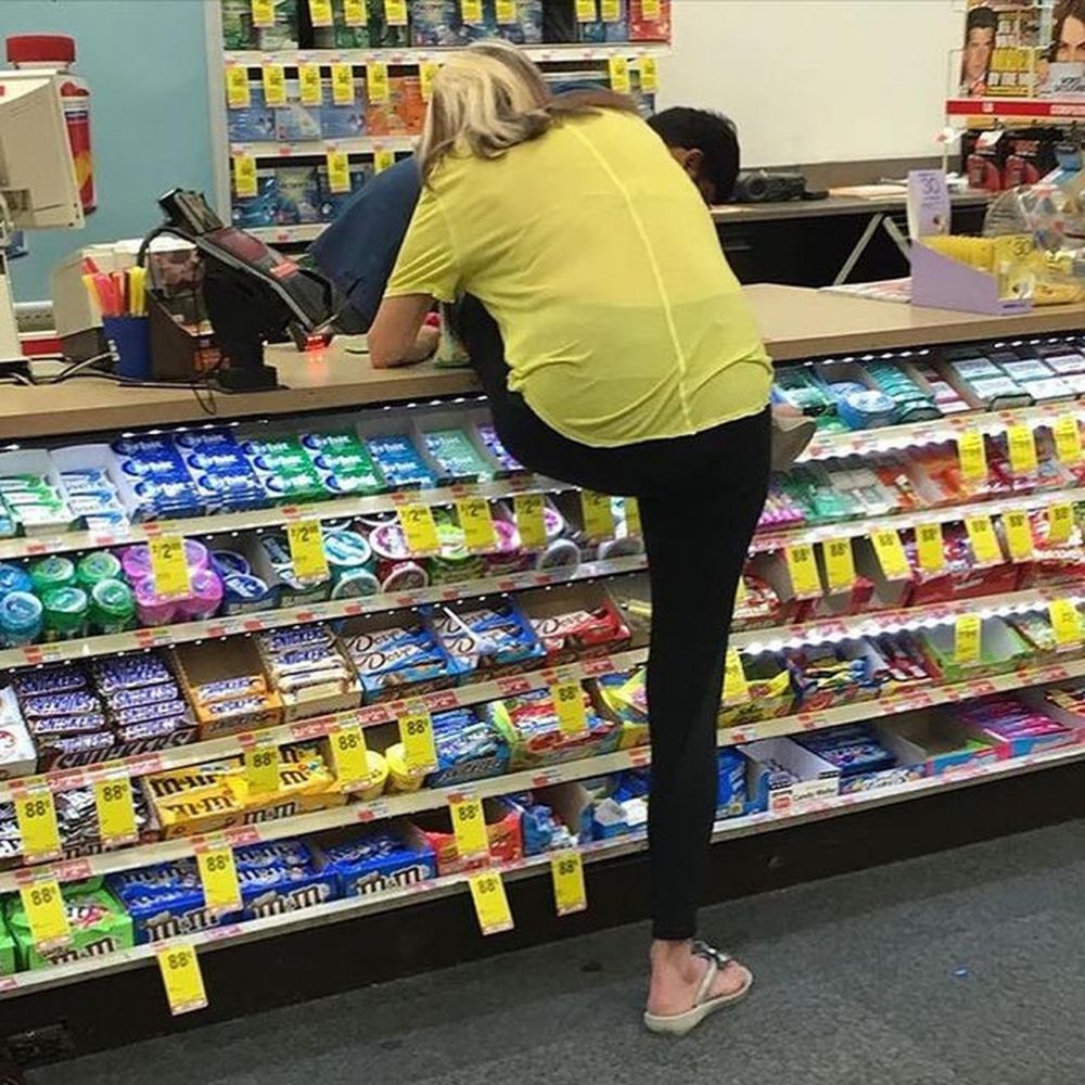 10 Gaya kocak orang saat di depan kasir ini bikin tepuk jidat