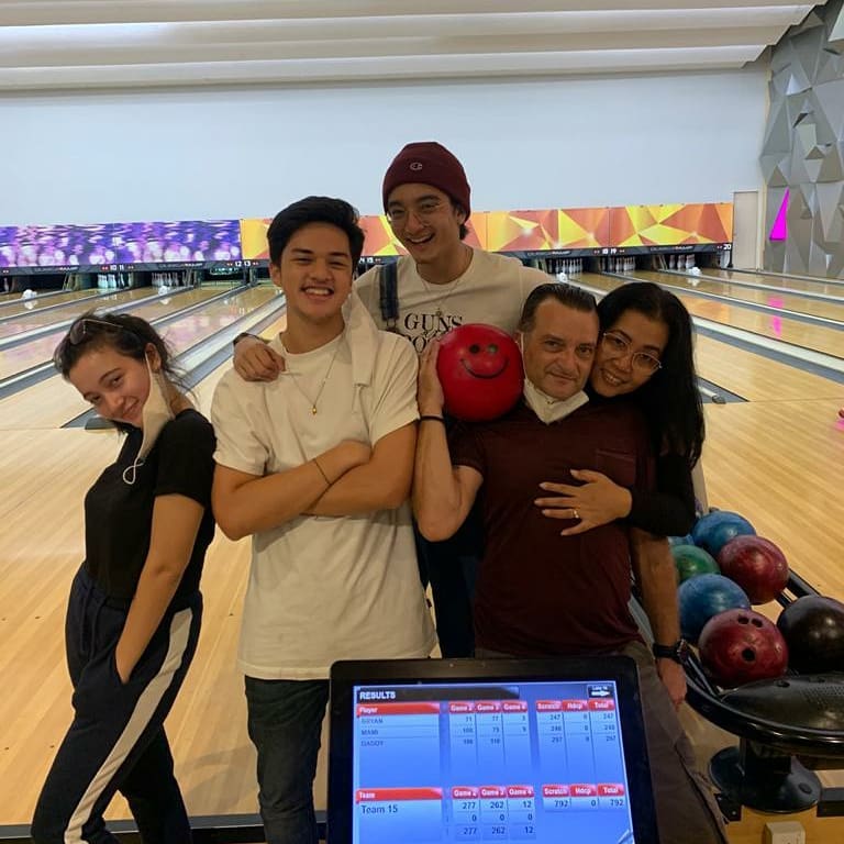 9 Momen keluarga Megan Domani main bowling, ajak Jeremie Moeremans