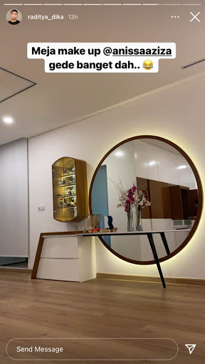 6 Penampakan walk in closet Raditya Dika, meja riasnya unik banget