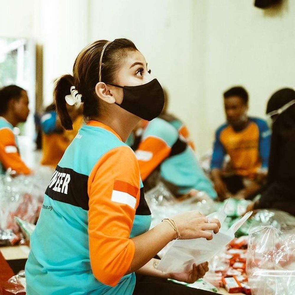 10 Potret Awkarin jadi relawan banjir Kalimantan Selatan, salut