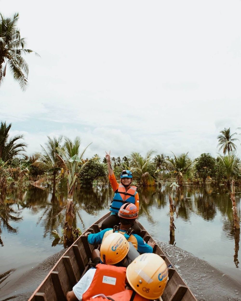 10 Potret Awkarin jadi relawan banjir Kalimantan Selatan, salut