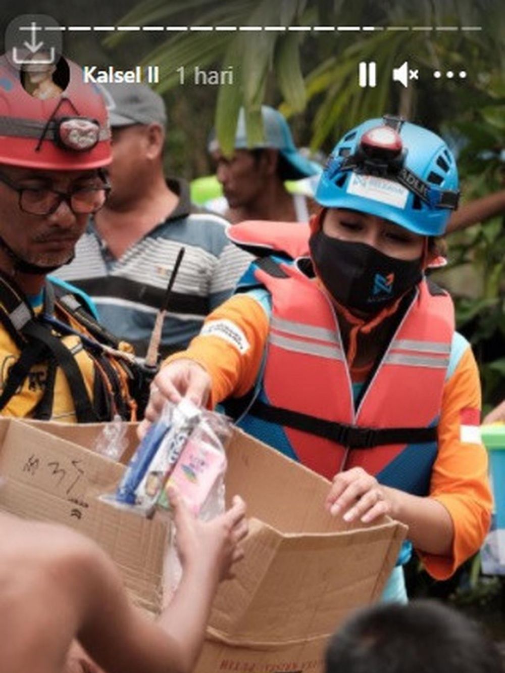 10 Potret Awkarin jadi relawan banjir Kalimantan Selatan, salut