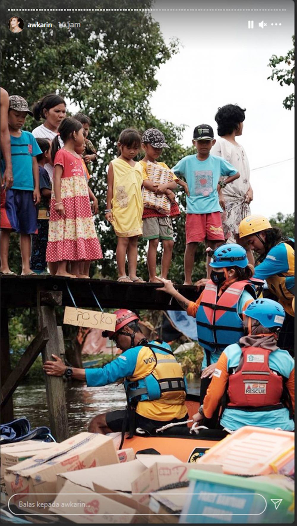 10 Potret Awkarin jadi relawan banjir Kalimantan Selatan, salut