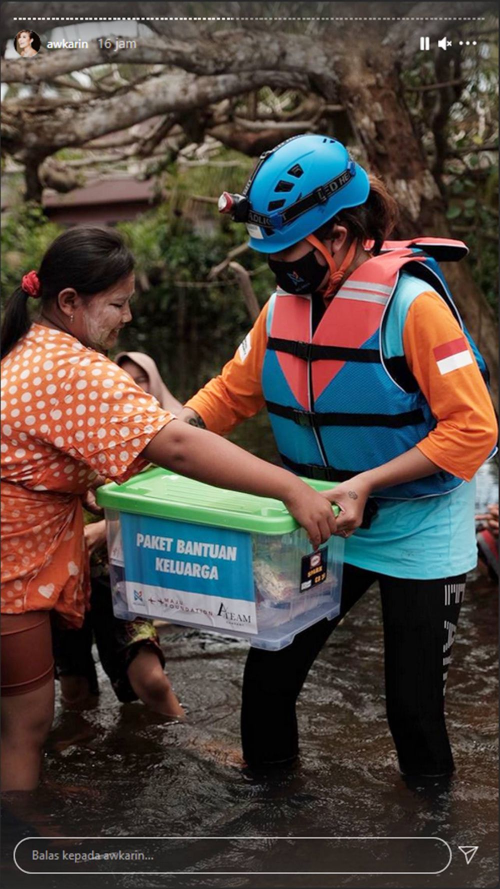 10 Potret Awkarin jadi relawan banjir Kalimantan Selatan, salut