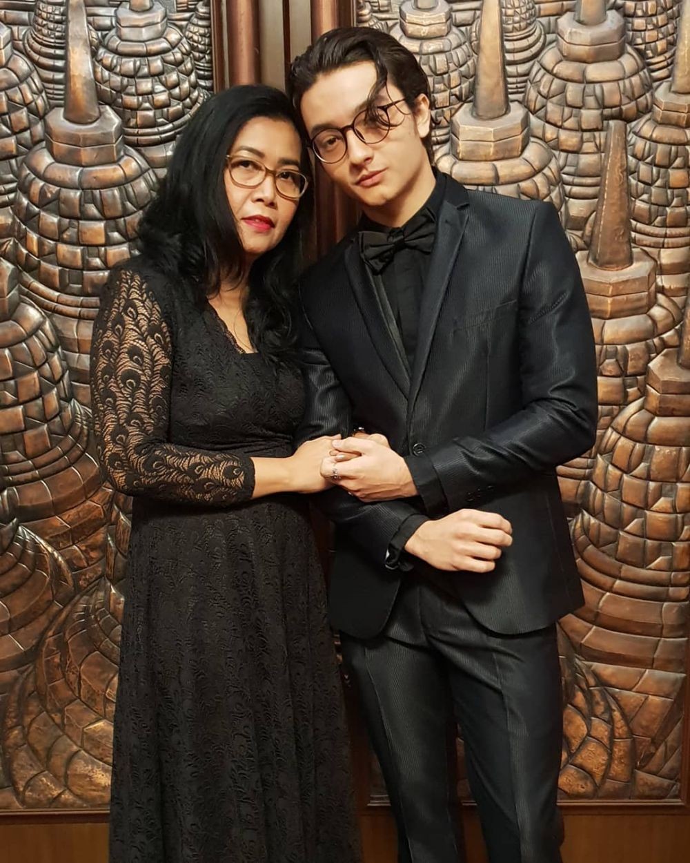 Jarang tersorot, ini potret 6 seleb tampan blasteran bareng ibunda