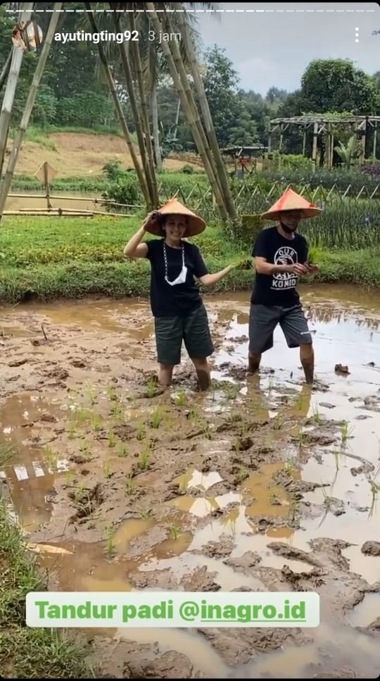 Tak takut kotor dan lumpur, ini 9 momen seru Ayu Ting Ting bertani