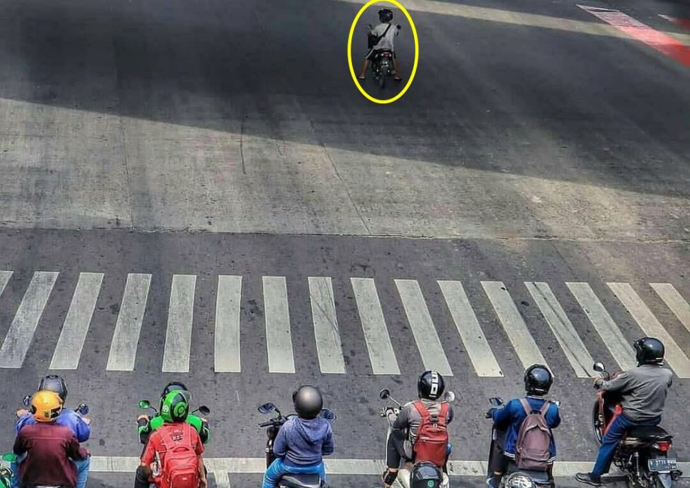 10 Momen tak terduga di jalan ini bikin mikir keras