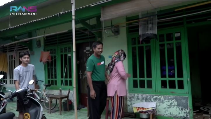 8 Potret gerobak baru bakso ikan ayah Dimas Ahmad, sampai nangis haru