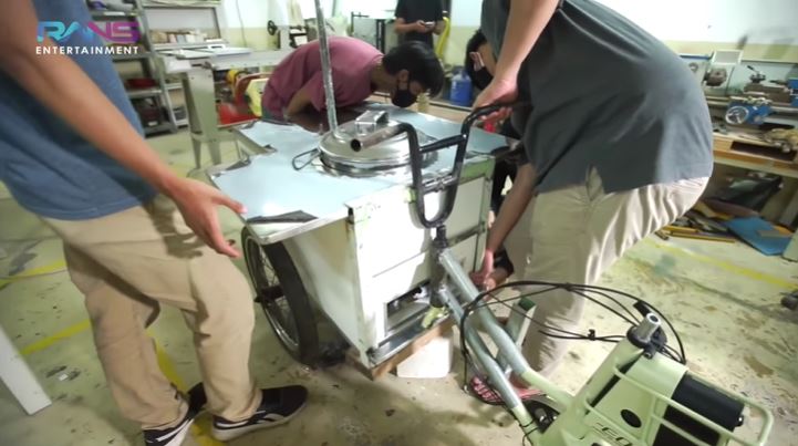 8 Potret gerobak baru bakso ikan ayah Dimas Ahmad, sampai nangis haru