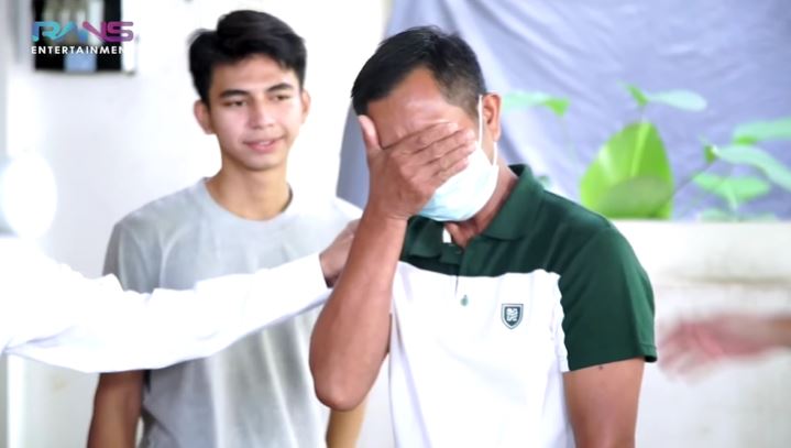 8 Potret gerobak baru bakso ikan ayah Dimas Ahmad, sampai nangis haru