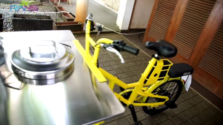 8 Potret gerobak baru bakso ikan ayah Dimas Ahmad, sampai nangis haru