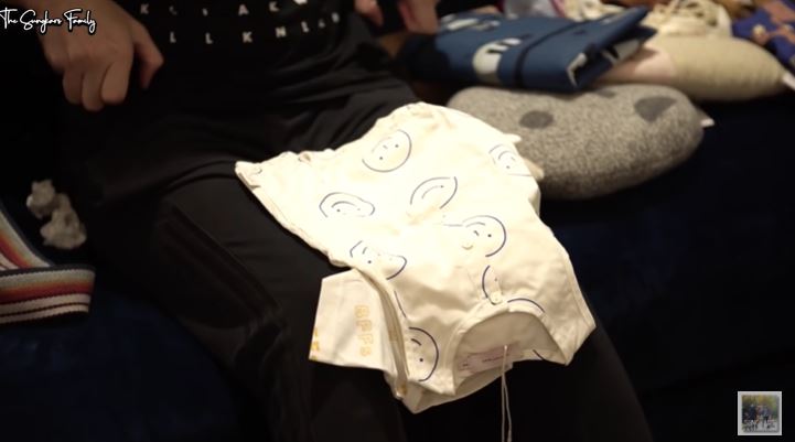 7 Potret Zaskia Sungkar buka kado untuk anak, Nagita lupa lepas harga