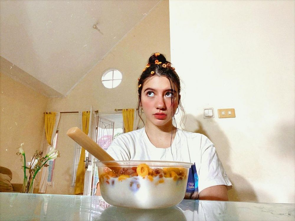 10 Potret rumah Cassandra Lee, elegan serba putih